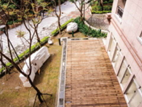 公共空間有裝置藝術、綠樹點綴,居住環境舒適宜人。(廖碩文攝)