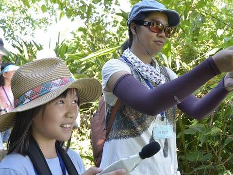 「聽濕地在說話 聲景體驗活動」練習用耳朵感官聆聽各種環境，透過錄音機與分貝機將聲音紀錄下來。