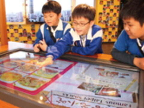小朋友在台北探索館透過觸控螢幕認識臺北美食。（王能佑攝）