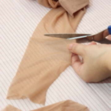 1.首先將絲襪足部的部分剪掉，腿部直筒的部分可以剪成2至3段。（葛晶瑩攝）