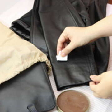 皮衣、皮包收起來前，塗上一層皮革保養油，保持光澤與柔軟度。（葛晶瑩攝）