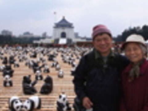 陳先生和陳太太 地點:兩廳院廣場 「看到電視報導,搶在展出第一天一早從汐止過來。好多貓熊,好可愛!(王能佑攝)