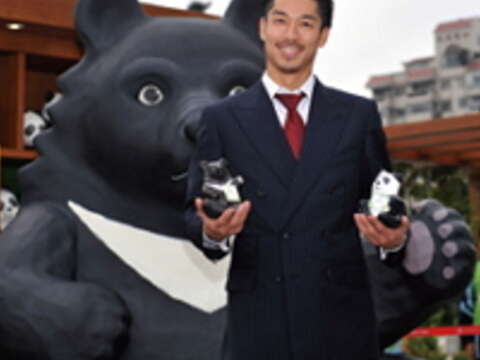 日本放浪兄弟團員AKIRA趁著來臺宣傳電視劇的空檔一睹紙貓熊展。（潘立銘攝）