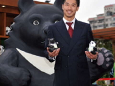 日本放浪兄弟團員AKIRA趁著來臺宣傳電視劇的空檔一睹紙貓熊展。(潘立銘攝)