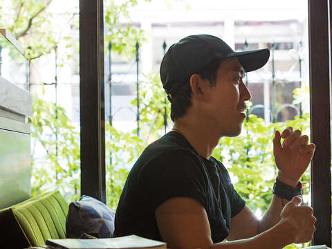 Peter Su喜歡在咖啡店待著，讓蟬聲和樹影佔據耳邊、眼前。（楊子磊攝)