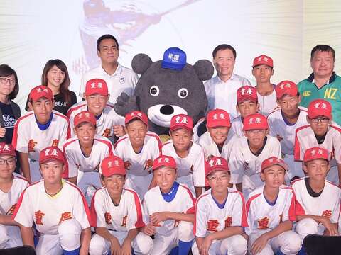 開幕儀式邀請到台北重慶國中棒球隊球員共襄盛舉。.JPG