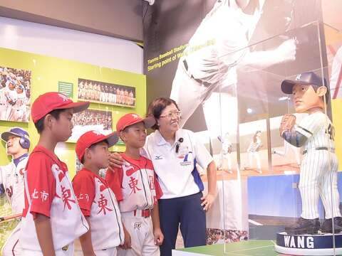 特展呈現台北的棒球榮光，北市東園國小校長陳毓卿(右1)帶領該校棒球隊前來觀展。.JPG