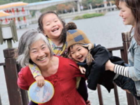 天氣晴朗的週末, 帶著孩子到大湖公園玩耍嬉戲吧!(郭鳳孝攝)