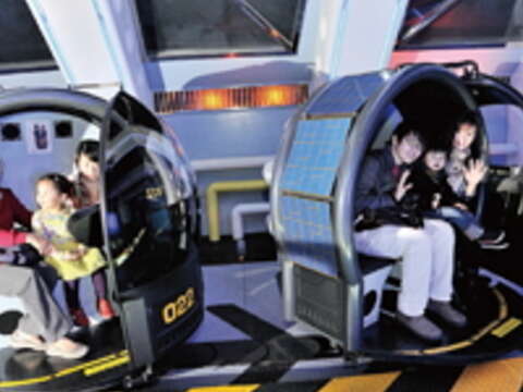 天文館的宇宙探險車帶領親子展開刺激又夢幻的星際之旅。(郭鳳孝攝)