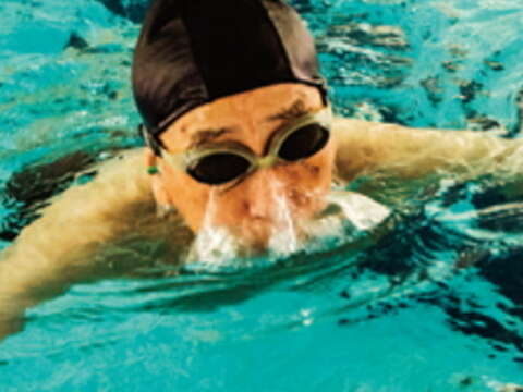 晨起到運動中心游個泳、蒸個三溫暖，讓你一整天精神百倍。（攝影／許斌）