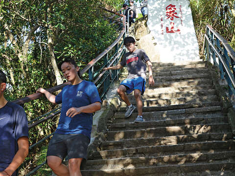 象山動輒可達25公分以上的石階，相當具有挑戰性。（攝影／李智為）