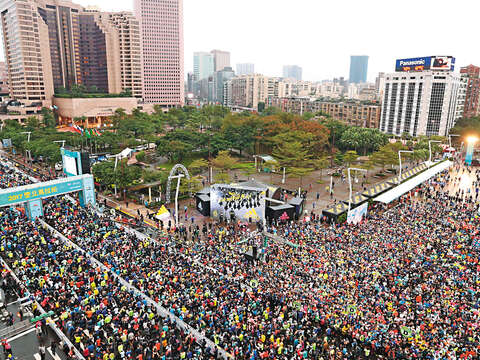 每年年底舉辦的台北馬拉松參與者眾多，熱情滿溢台北城。（圖／台北市體育局提供）