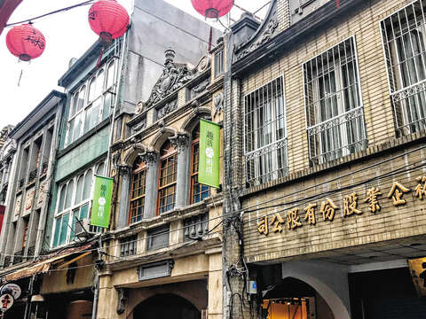 現在迪化街一段94至102號仍可觀賞到百年前的建築樣貌。（攝影／魚夫）