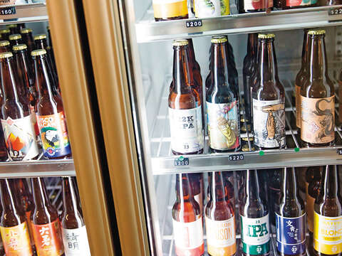 為了讓外國朋友能夠更認識台灣，61 NOTE店裡的精釀啤酒全都是國產品牌。（攝影／林俊耀）