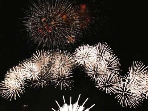 今年首創水幕煙火秀，長度5分20秒，諧音代表「我愛你」