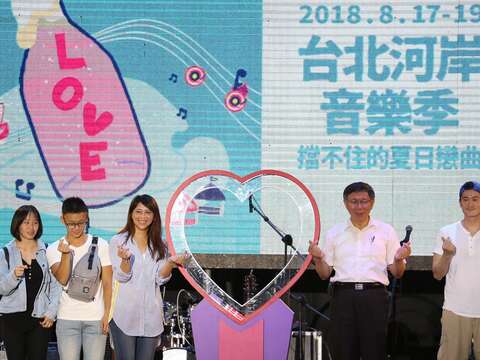 台北市長柯文哲與觀光傳播局局長陳思宇劃出愛心啟動煙火，也為有情人獻上祝福。.JPG