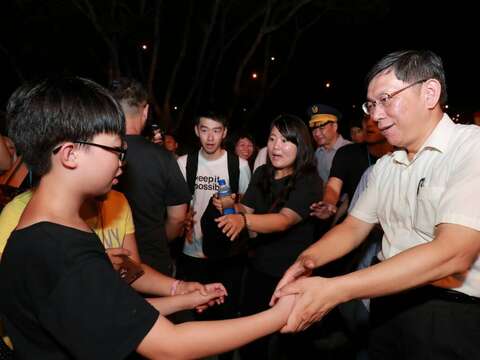 台北市長柯文哲與參與台北河岸音樂季的民眾親切互動。