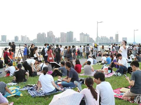 台北市觀光傳播局舉辦台北河岸音樂季，吸引許多民眾到河岸享受悠閒夏日時光。.JPG