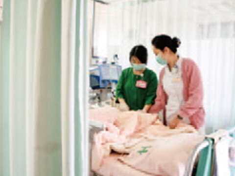 臺北市立聯合醫院提供住院病人全責照顧服務，由病房助理員全日協助照護病人。（攝影／許斌）
