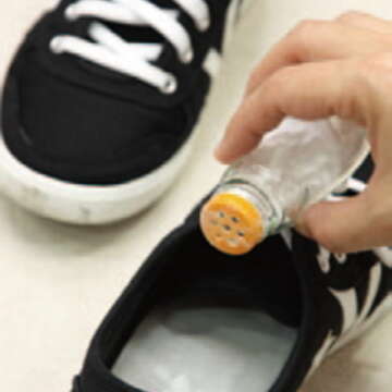 布鞋臭臭？將小蘇打粉裝在用過的香料瓶中，就成除臭利器。（圖／葛晶瑩提供）