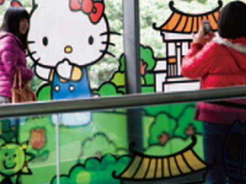 貓纜周邊觸目可及的是繽紛可愛的Hello Kitty，吸引許多人駐足拍照。（圖／JackRabbit提供）