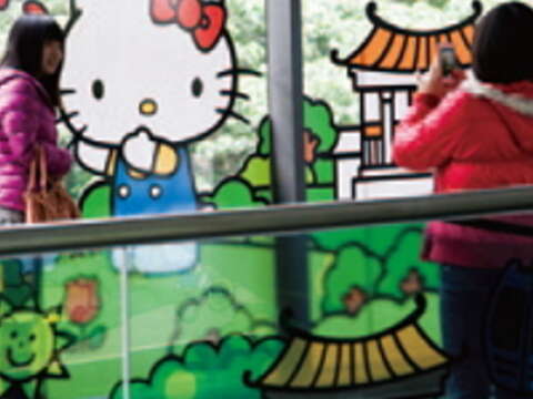 貓纜周邊觸目可及的是繽紛可愛的Hello Kitty,吸引許多人駐足拍照。(圖/JackRabbit提供)