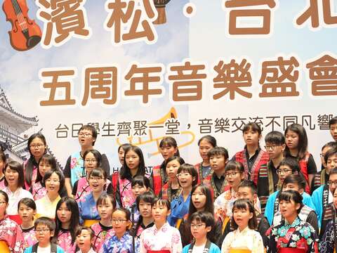 臺北市東湖國中與濱松市濱松幼獅合唱團共同演出.JPG