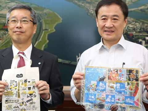 臺北市副市長陳景峻(右)與濱松市副市長長田繁喜宣布雙方互送旅客計畫.JPG