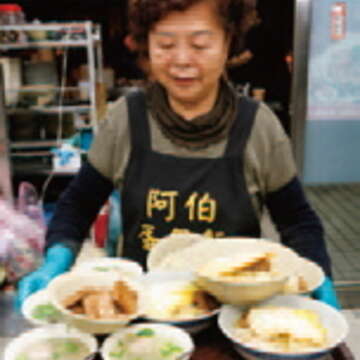 夜晚來阿伯蛋包麵用餐的客人常是高朋滿座,幾乎都點「一套(附湯)」。(攝影/楊智仁)