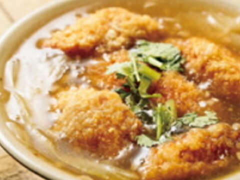 桌桌必點的土魠魚羹選用高雄前鎮漁港的土魠魚,魚肉緊實,湯頭甘美。(攝影/楊智仁)