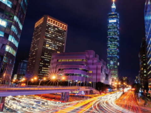 在信義路與基隆路口架上腳架，設定慢速快門、長時間曝光，這時汽機車在照片裡就會化身為一道道光軌。（攝影／廖碩文）