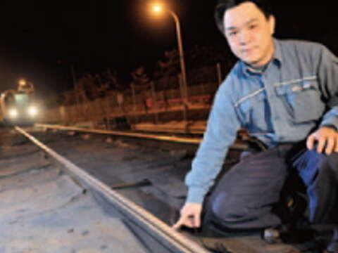 磨軌車針對鐵軌缺陷、波狀磨損來回研磨，對於捷運系統的穩定度功不可沒。（攝影／郭鳳孝）