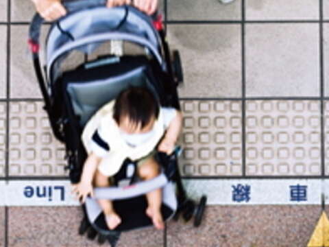 車廂與月臺齊平的捷運系統，對於老年人、身障者、輪椅族來說，是最友善的交通工具。（許斌攝）
