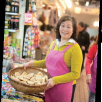 涂小姐‧糕餅店老闆娘‧南門巿場:客人都說南門巿場漂亮多了。(約瑟攝)