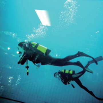 南港運動中心擁有深達5米的專業潛水池，可在專業教練指導下練就一身潛水本事。（許斌攝）