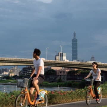 民眾可沿著淡水河、基隆河、景美溪、新店溪、雙溪河濱自行車道御風而行。（攝影／劉佳雯）