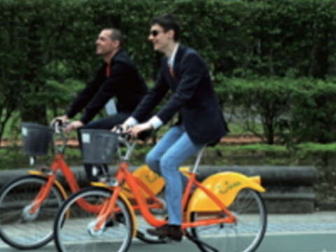 駐華使節騎乘YouBike，一同體驗臺北便利的綠色運具。（攝影／劉佳雯）