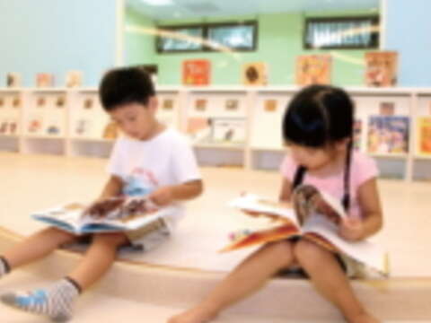 文山親子館舒適的繪本區讓孩子快樂閱讀。（攝影／高讚賢）