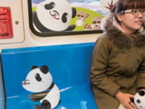 搭乘彩繪列車，可愛圓仔愛相隨。（攝影／楊智仁）