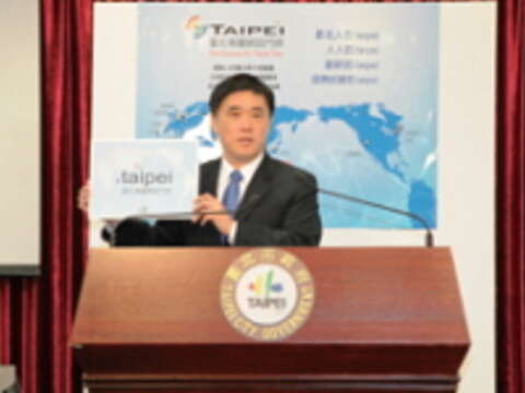 臺北市市長郝龍斌手持的「.taipei」將是推廣城市行銷的利器。（王能佑攝）