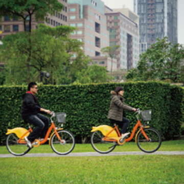 YouBike讓騎單車短程接駁蔚為風潮，不僅便利，更能讓環境深呼吸。（攝影／許斌）