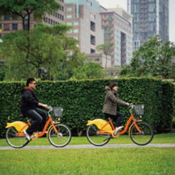 YouBike讓騎單車短程接駁蔚為風潮,不僅便利,更能讓環境深呼吸。(攝影/許斌)