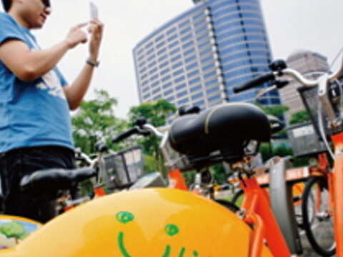 YouBike有如哆啦A夢的竹蜻蜓,在城市自由穿梭、接駁不斷線。(攝影/許斌)