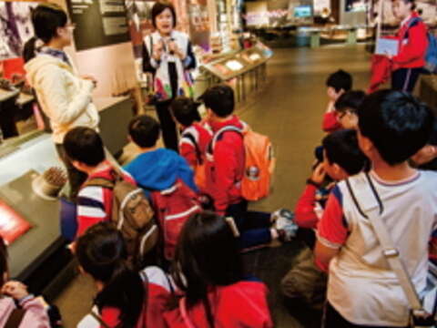 參加預約導覽或定時導覽，聆聽台北探索館志工講述臺北的故事。（攝影／許斌）