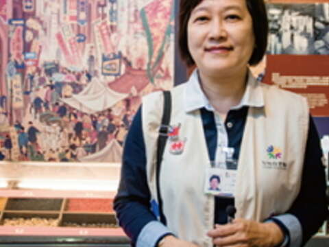 台北探索館導覽志工胡怡珍,對臺北市的歷史與特色如數家珍。(攝影/許斌)
