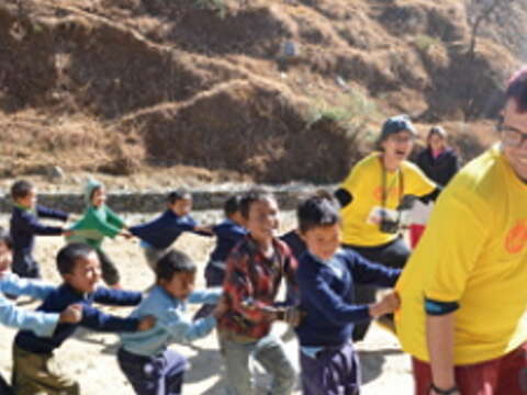 微客的志工教導臺灣孩子喜歡玩的老鷹抓小雞，讓尼泊爾的孩子們玩得不亦樂乎。 (微客公益行動協會提供)
