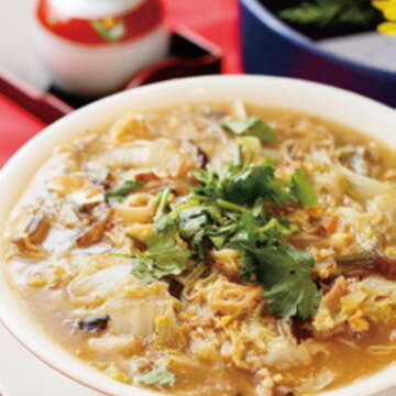 典型臺菜白菜滷，加入白菜、魚皮、蛋酥、蝦米等食材一同燉煮，香氣十足。（攝影／楊智仁）