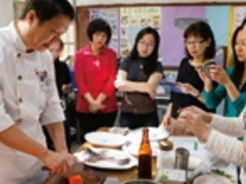 社區大學講師周承俊(左)親自示範美味的健康年菜。