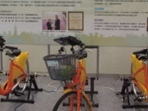 會展中YouBike上的螢幕,可顯示所騎乘里程、減少的碳排放量與騎士消耗的卡路里等資訊。(臺北市政府環境保護局提供)