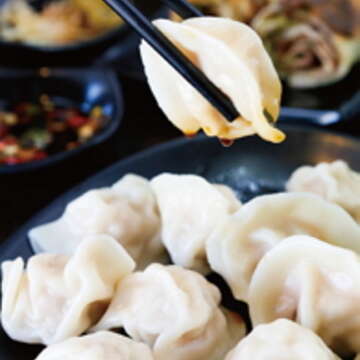 餃子皮薄餡多、個頭結實,新鮮蝦仁鮮甜不在話下。(攝影/楊智仁)
